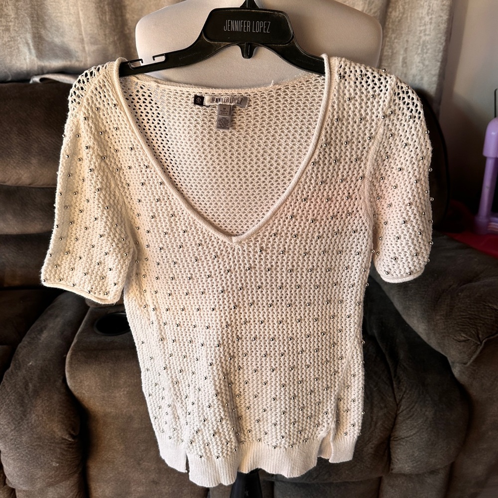 knitted cream color Jennifer Lopez shirt